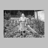 027-1030 Christine Voellmann 1965 in ihrem Garten.JPG